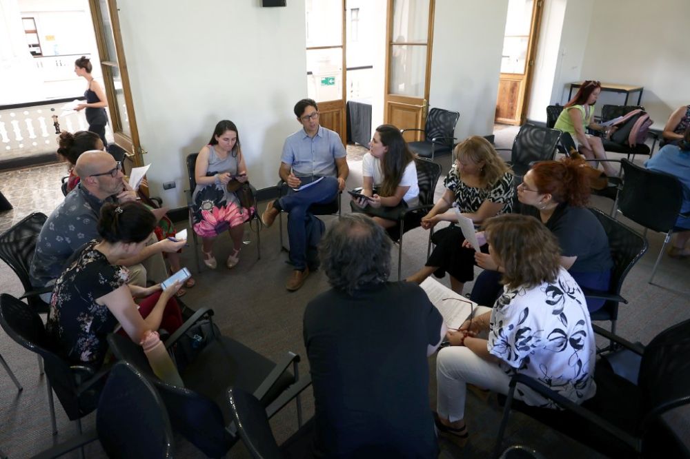 En la imagen se puede ver un círculo de trabajo compuesto por diferentes representantes de las comisiones locales. 